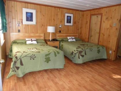 Seven Dwarfs Motel & Cabins - image 1